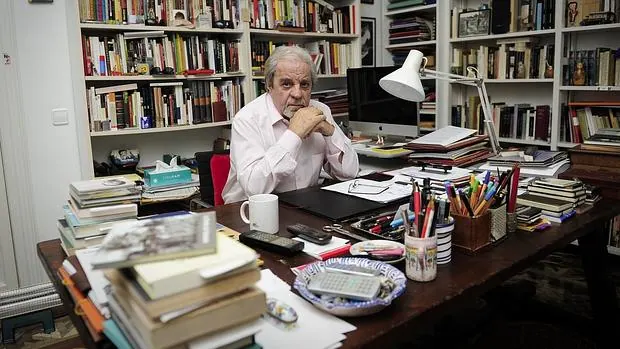 El escritor Juan Marsé, fotografiado en el despacho de su casa, en Barcelona