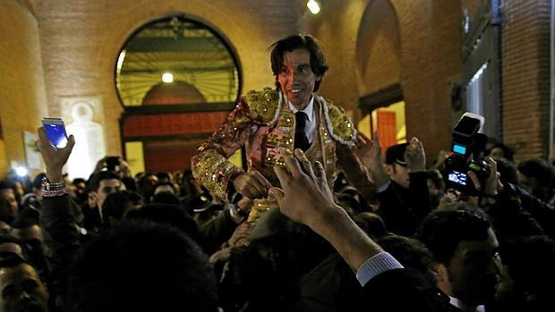 Curro Díaz, saliendo por la Puerta Grande de las Ventas