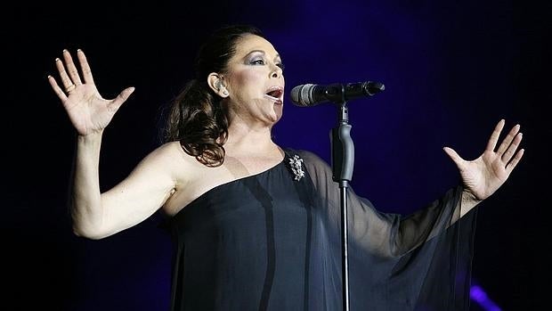 Isabel Pantoja, durante un concierto