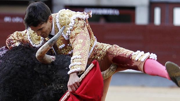 El pitón se hunde en el muslo izquierdo de Gonzalo Caballero