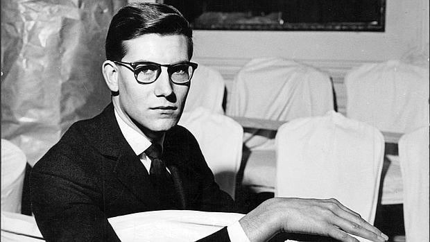 Yves Saint Laurent, fotografiado en su estudio