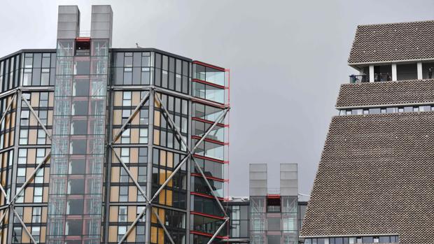 El balcón de la Tate Modern (a la derecha) se sitúa a pocos metros de la fachada de un edificio de apartamentos