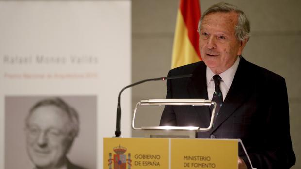 Rafael Moneo durante su discurso tras recibir de manos del ministro de Fomento en funciones, Rafael Catalá, el Premio Nacional de Arquitectura 2015