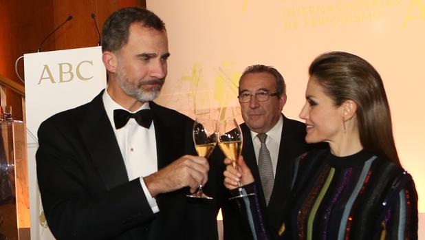 Los Reyes brindan durante la ceremonia de entrega de los premios Mariano de Cavia, Luca de Tena y Mingote