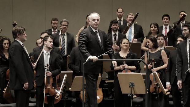 Daniel Barenboim (de pie, en el centro)