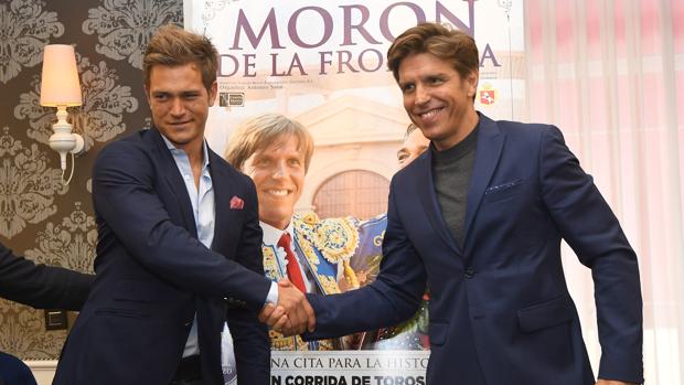 El primer apretón de manos de Manuel Díaz y Julio Benítez, en Morón