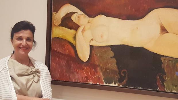 Marga Santos frente al cuadro «Desnudo recostado», de MOdigliani