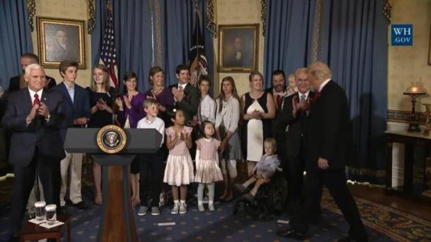 Momento en el que Donald Trump recibe a la comitiva en la que había un niño en silla de ruedas