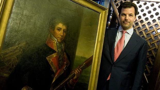 José María Moncasi de Alvear, junto al retrato de su antepasado