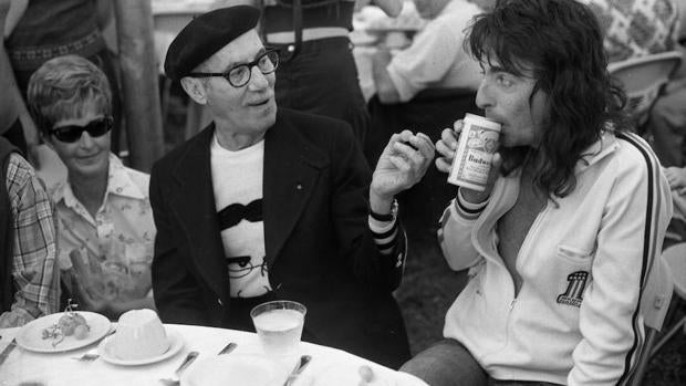 Groucho, en 1974, conversando con el rockero Alice Cooper