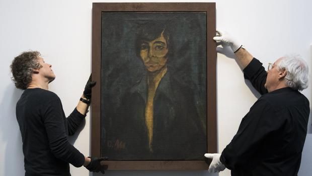Operarios sostienen el «Retrato de Maschka Müller», de Otto Müller, en el Kunstmuseum de Berna