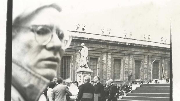 Andy Warhol en una instantánea en el Vaticano que se subastaba el pasado noviembre