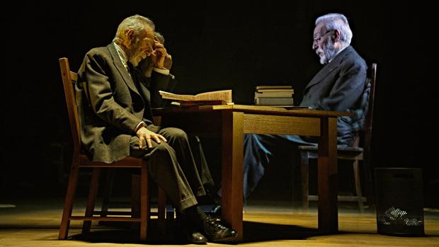 José Luis Gómez, en una escena de «Unamuno»