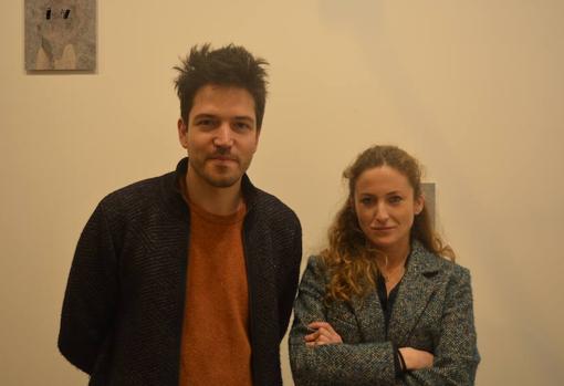El artista William Mackrell posa junto a Patricia Lara, galerista de «The Ryder»