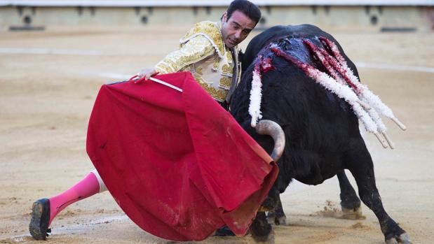 Enrique Ponce se dobla con el toro
