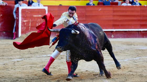Enrique Ponce, con el primero, con la cara por las nubes