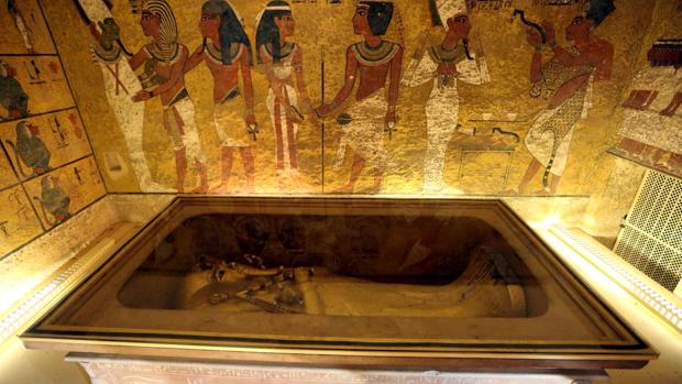 El sarcófago dorado de Tutankamón en su cámara funeraria en el Valle de los Reyes