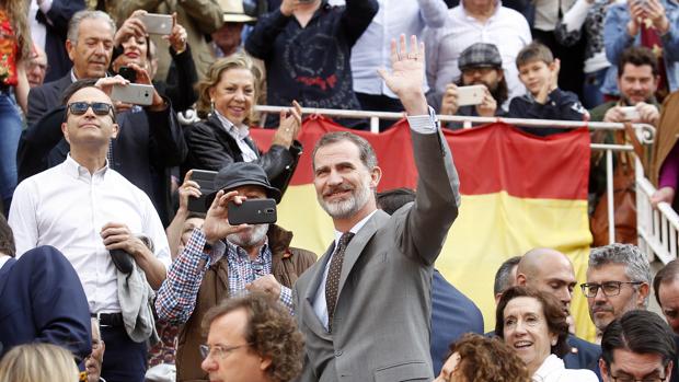 El Rey, acompañado por Victoria Prego, saluda a su llegada a Las Ventas