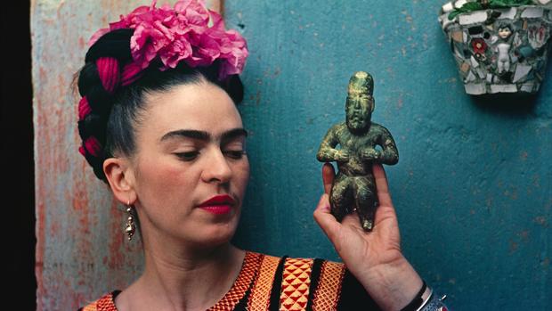 Fotografía de Nikolas Muray de Frida con escultura olmeca de 1939