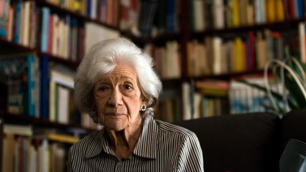 Ana María Matute, fotografiada en su casa de Barcelona durante una entrevista, en octubre de 2011