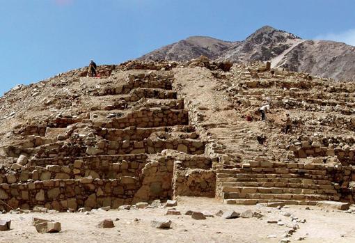 Pirámide de la Galería, parte de un conjunto de monumentos en Caral, la ciudad más antigua de América
