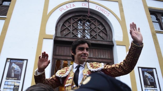 Miguel Ángel Perera sale a hombros del coso santanderino
