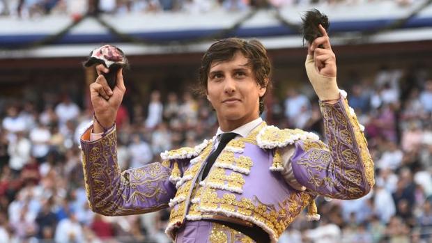 Roca Rey pasea dos orejas con los tendidos llenos al fondo