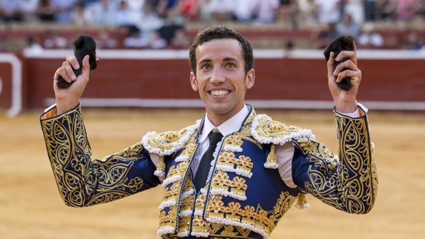 David de Miranda pasea las dos orejas que cortó en su reaparición en las Colombinas