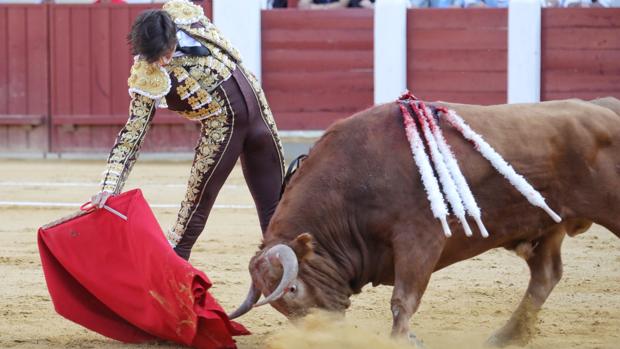 Andrés Roca Rey, en un derechazo de mano baja al tercero