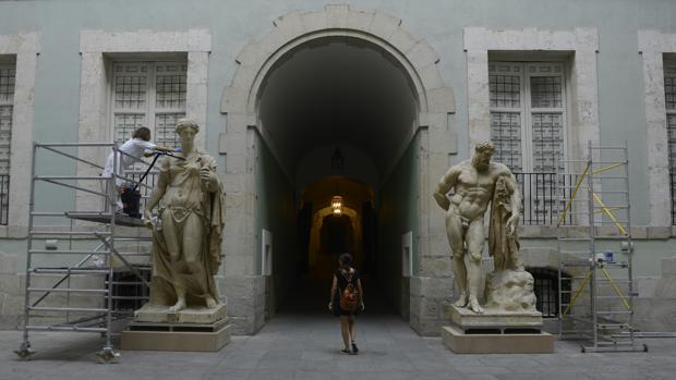 Las esculturas de Flora (izquierda) y Hércules (derecha), durante su restauración en su nueva ubicación en la Real Academia de Bellas Artes de San Fernando