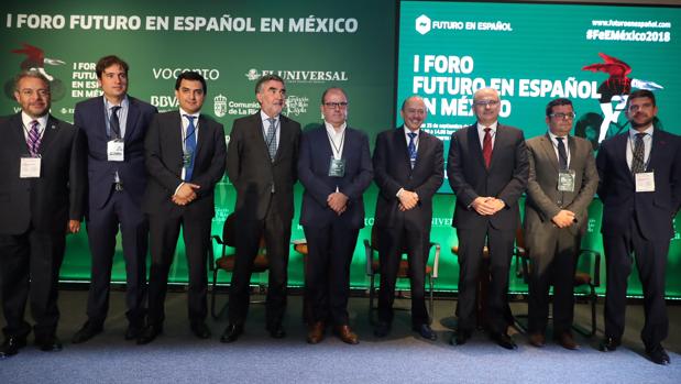 Enrique Bustamante, Javier Galiana, Esteban Román, Iñaki Arechabaleta, Benjamín Lana, Raúl Beyruti, José Luis Lapuente, Alfonso Domínguez y Javier Doval, en la foto de familia de la jornada de Futuro en Español celebrada en México