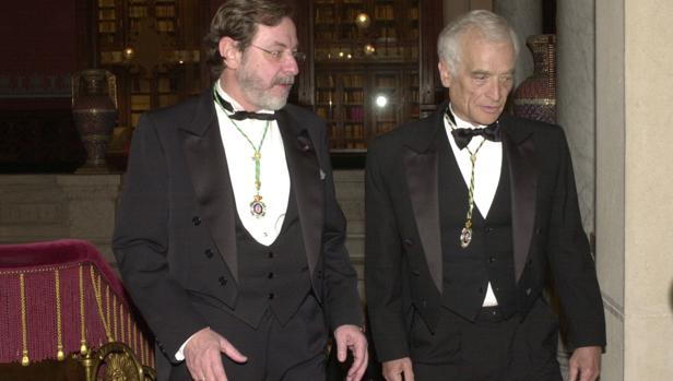 Cebrián en una imagen de 2004, aparece en un acto académico junto con Luis Goytisolo