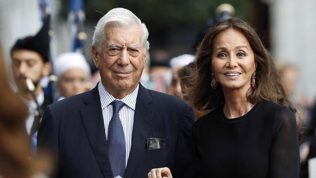 Vargas lLosa, junto a Isabel Preysler en la ceremonia de entrega de los premios Príncesa de Asturias