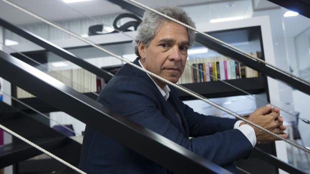 El escritor guatemalteco Rodrigo Rey Rosa, fotografiado en Madrid, poco antes de la entrevista