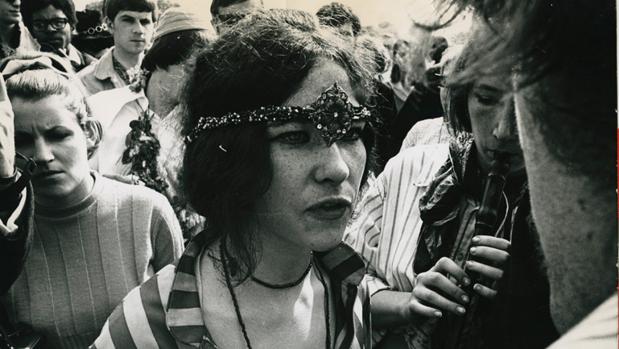 Un grupo de hippies durante una concentración