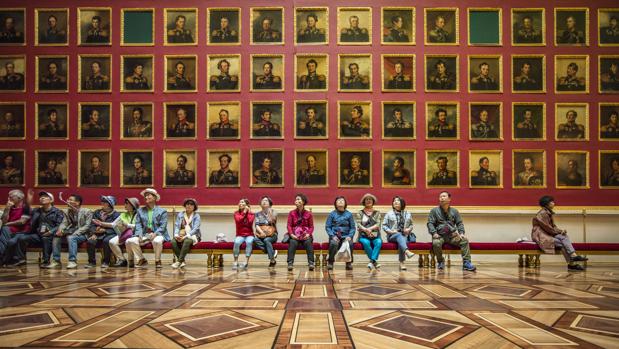 Interior del Hermitage, fotografiado por Ballester para «Encuentros»