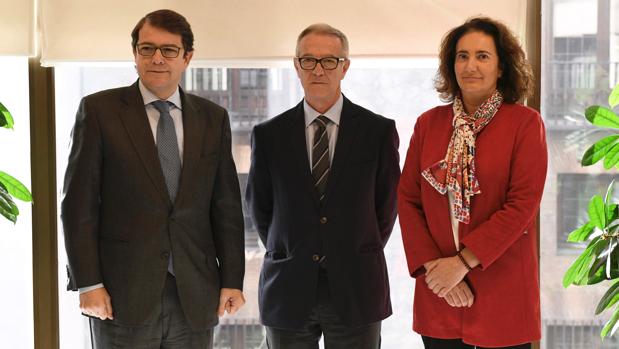 El ministro de Cultura, José Guirao (c), en la reunión con la consejera de Cultura de Castilla y León, María Josefa García (d), y el alcalde de Salamanca, Alfonso F. Fernández Mañueco (i), esta mañana en Madrid