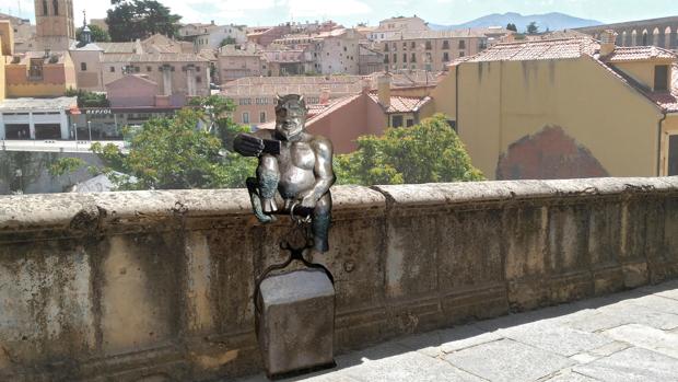 Vecinos de la localidad cuestionan, además, la belleza de la escultura