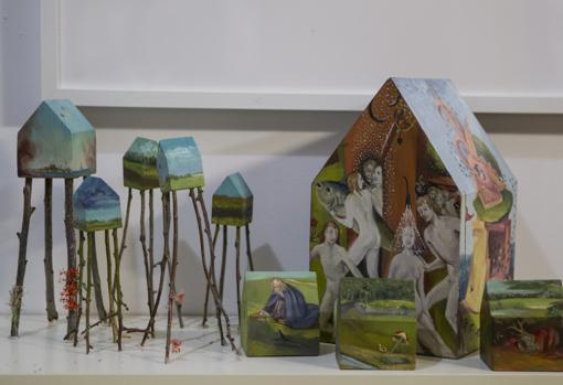 Detalle de algunas de las obras de los artistas en los rincones del estudio