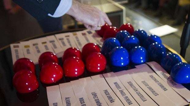 Bolas rojas y azules del sorteo isidril