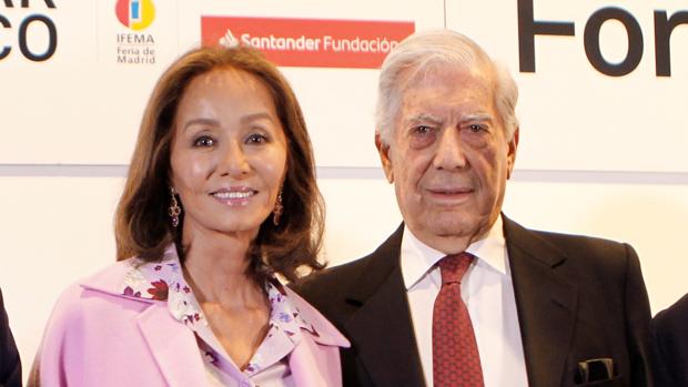 Mario Vargas Llosa con Isabel Preysler esta mañana en ARCO