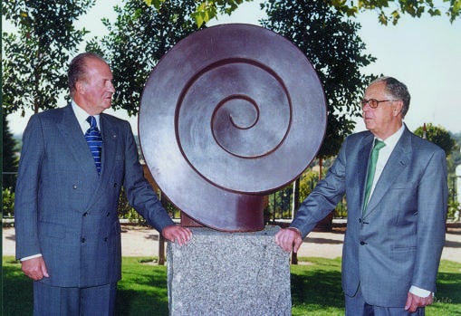 Martín Chirino, con Don Juan Carlos junto a una de sus esculturas