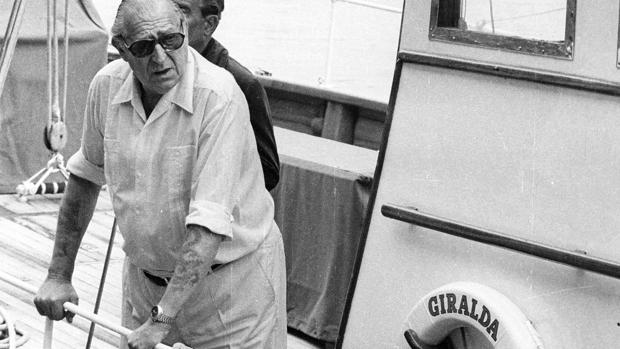 Don Juan de Borbón en 1978 durante una visita al puerto de Valencia a bordo del «Giralda»