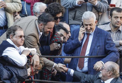 Santiago Abascal (con Morante) y Arévalo se saludan en el coso de Valencia