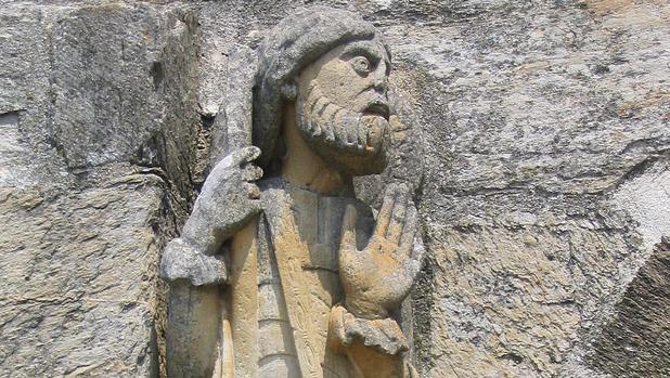 Imagen de Santiago Peregrino en la iglesia románica de Santa Marta de Tera