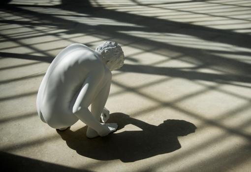 «Atarse los zapatos» (2012), de Charles Ray