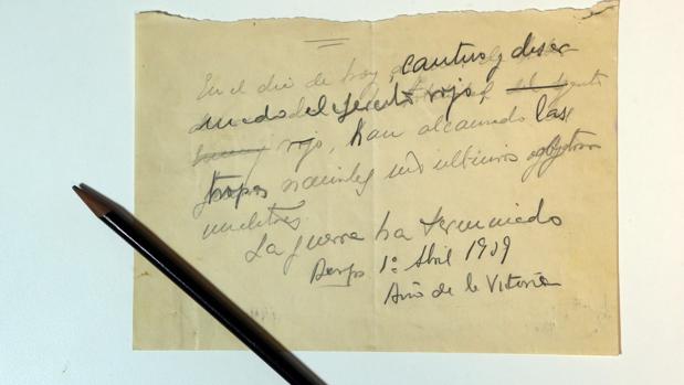 Borrador original del parte final de la Guerra, junto al lápiz con el que se escribió