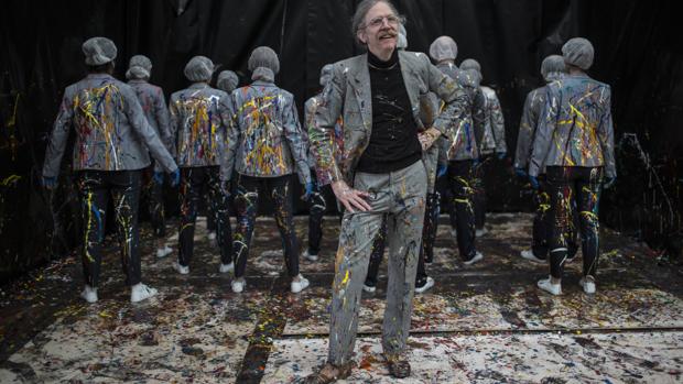 Martin Creed, ayer en el Centro Botín, tras customizar los uniformes del personal que trabaja en la institución santanderina