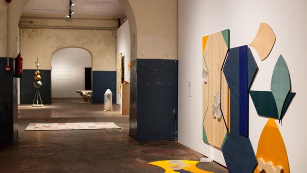Detalle del montaje de «crear / sin / prisa», con la obra de Miren Doiz en primer término