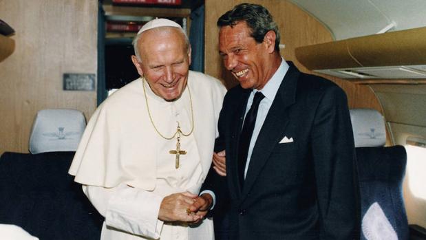 Navarro-Valls con Juan Pablo II en un viaje